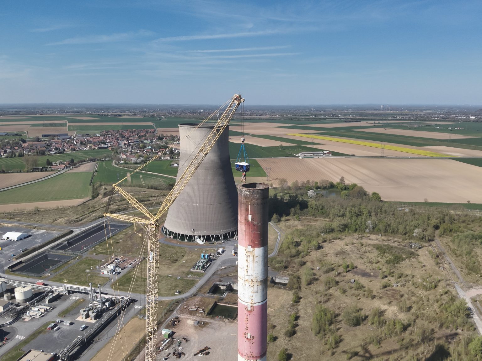 démolition de la cheminée de la centrale de bouchain