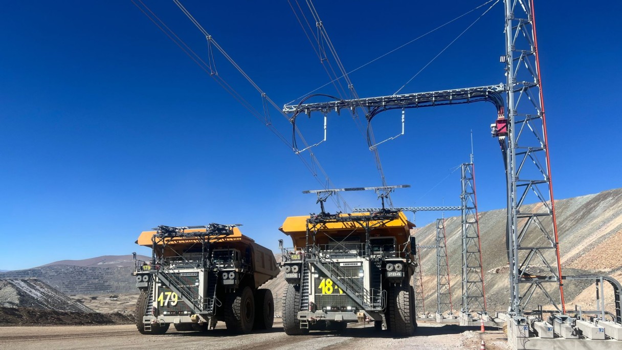 T 284 sous caténaire : la puissance de Liebherr électrise le Chili