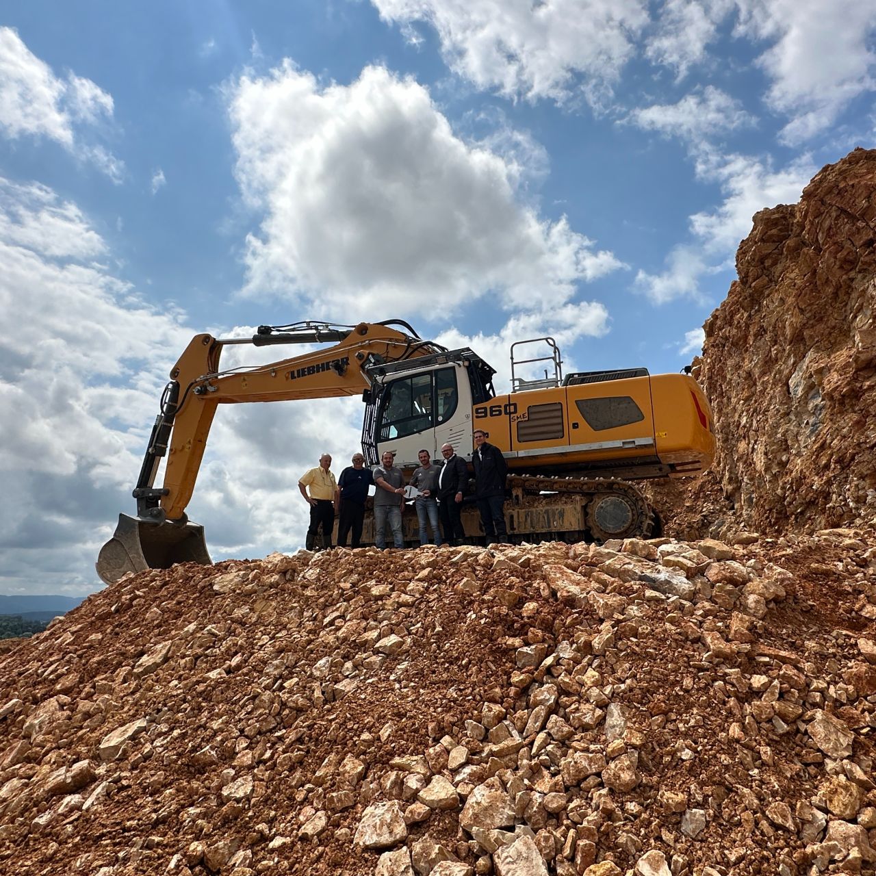 Nouvelle acquisition pour la Société des Carrières de Durlinsdorf : la pelle Liebherr R 960 SME arrive en Alsace