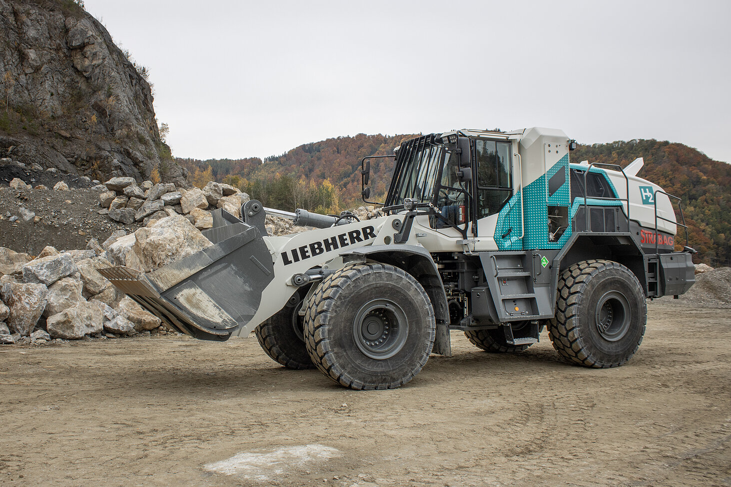 A Liebherr hydrogen-powered wheel loader is currently in operation at the Kanzelstein quarry in Gratkorn. STRABAG